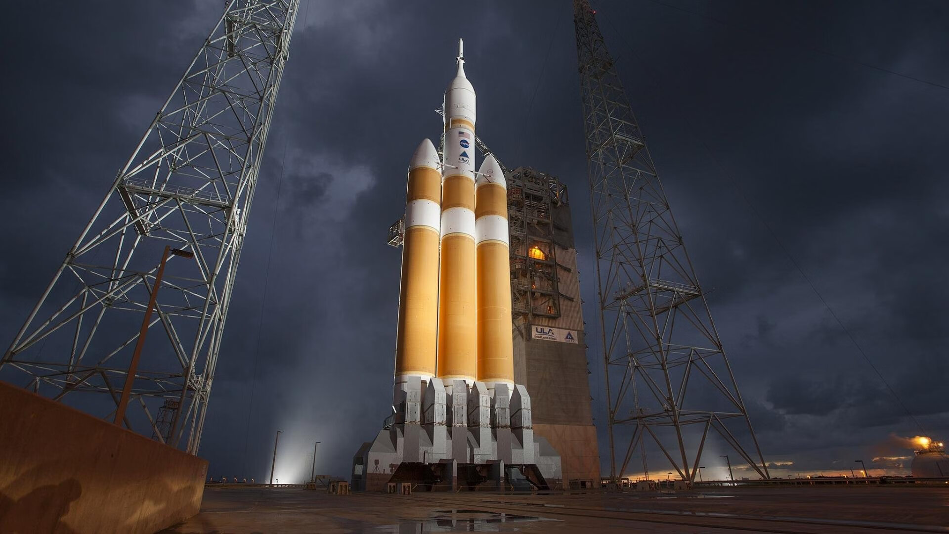 “战术深度:不同教练的战术大比拼”,教练在布置战术时讲到了常用的比赛阵型